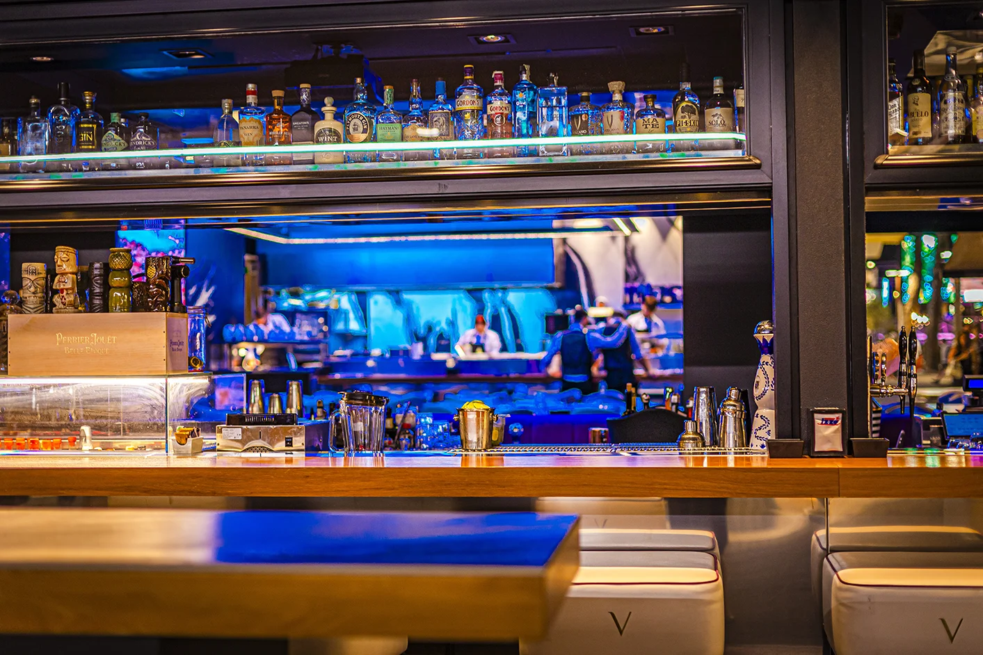 bar di notte con led e bottiglie