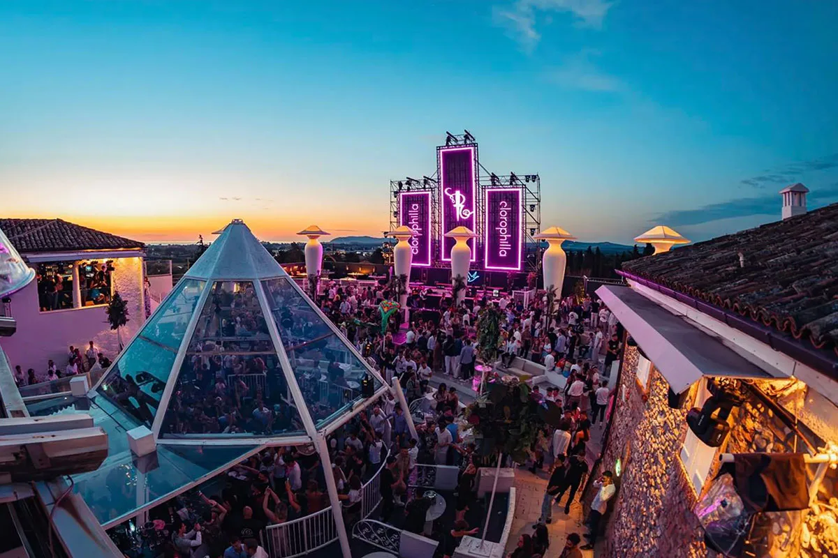Cocoricò con piramide vetrata di notte a riccione
