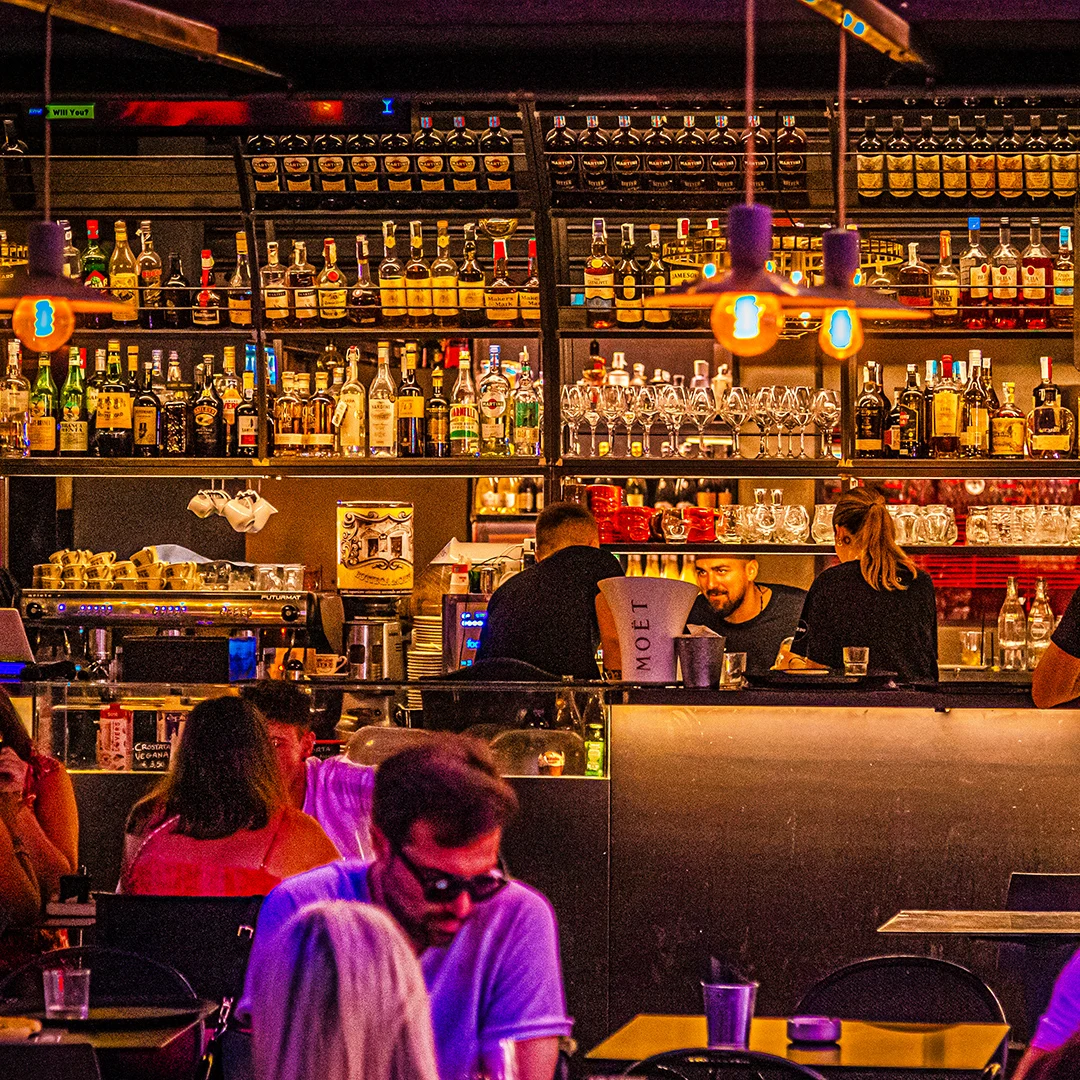 bar con bancone e persone sedute