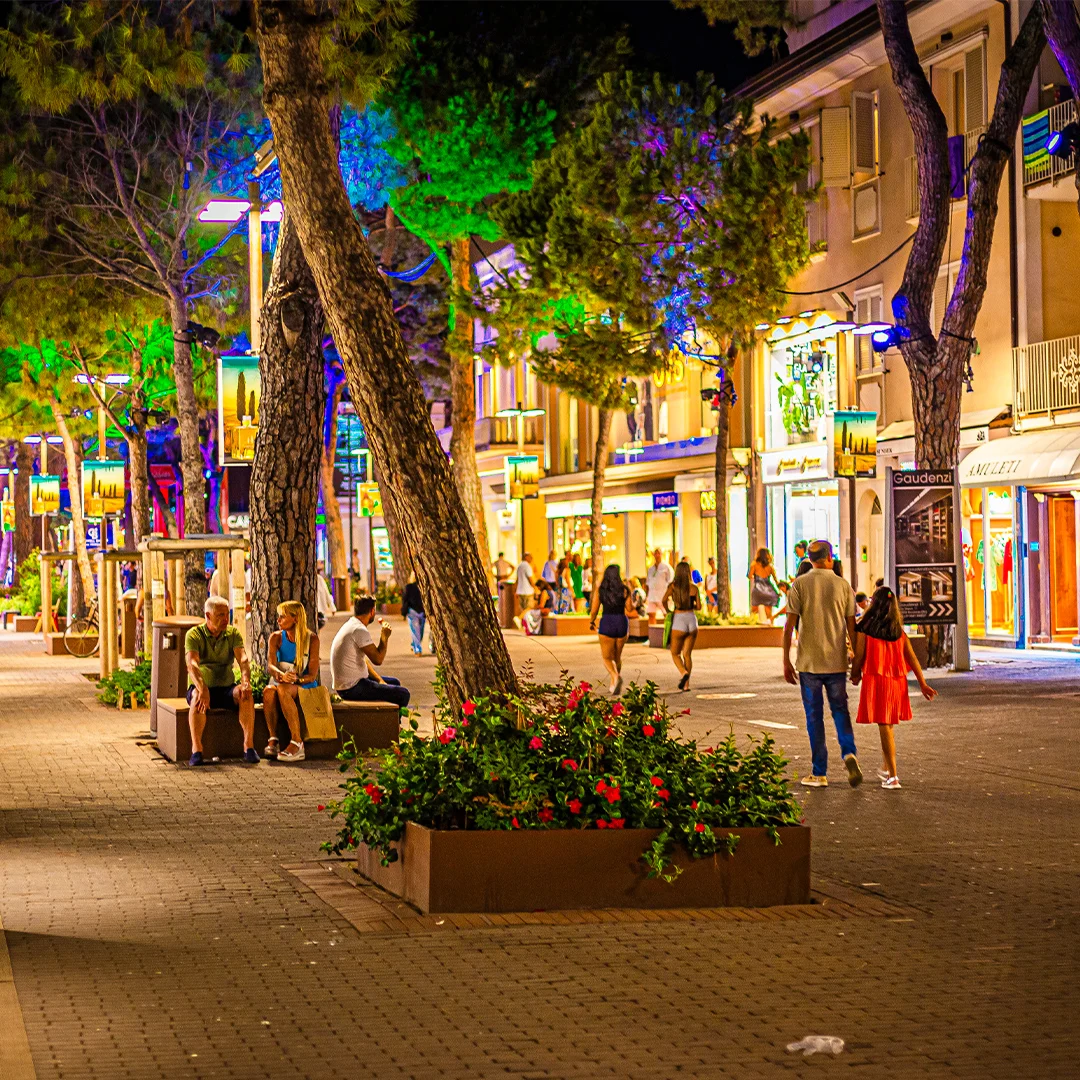 viale ceccarini di sera con passanti